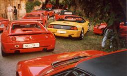 Cortile della distilleria, Raduno Ferrari