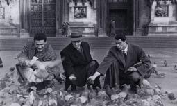 Sergio Saroni, Giacomo Soffiantino e Piero Ruggeri in piazza Duomo a Milano.