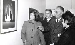Armando Donna  ad una sua mostra con alcuni studenti - allievi.