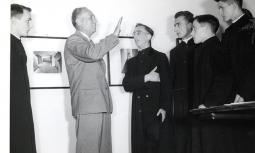 Armando Donna ad una sua mostra con un gruppo di seminarsti
